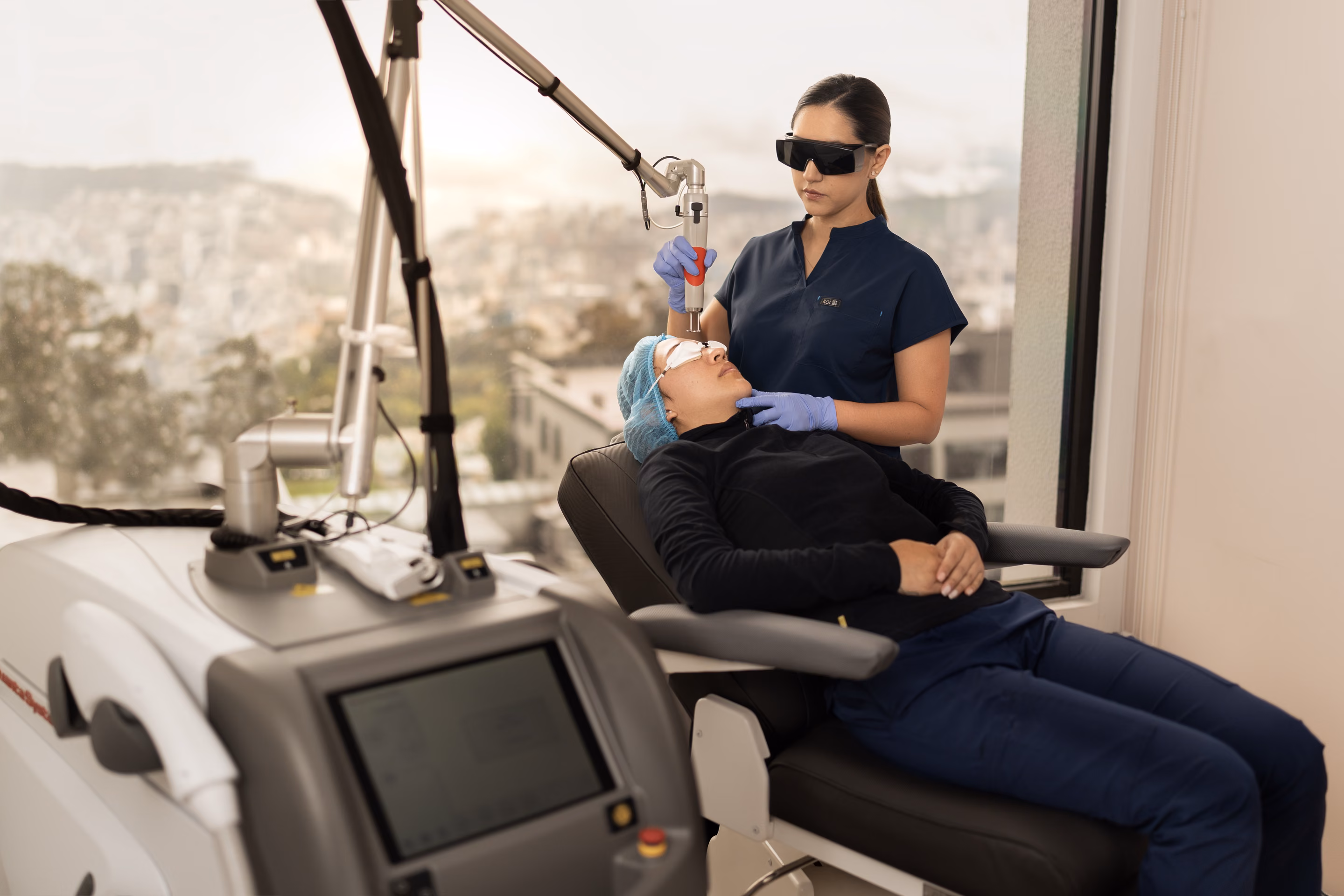 Dra. Jennyfer Granizo en el consultorio Dermamedic