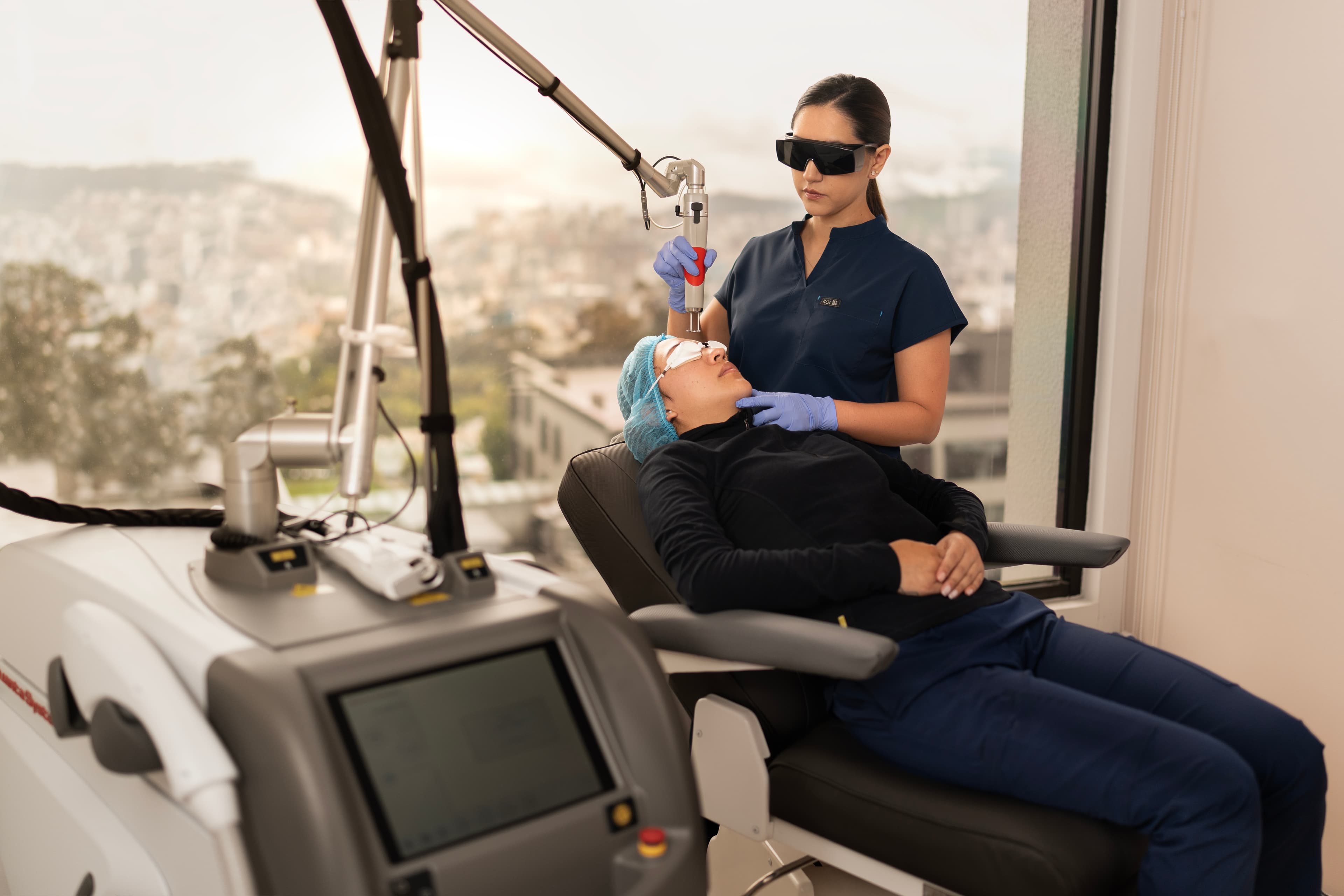 Dra. Jennyfer Granizo en el consultorio Dermamedic