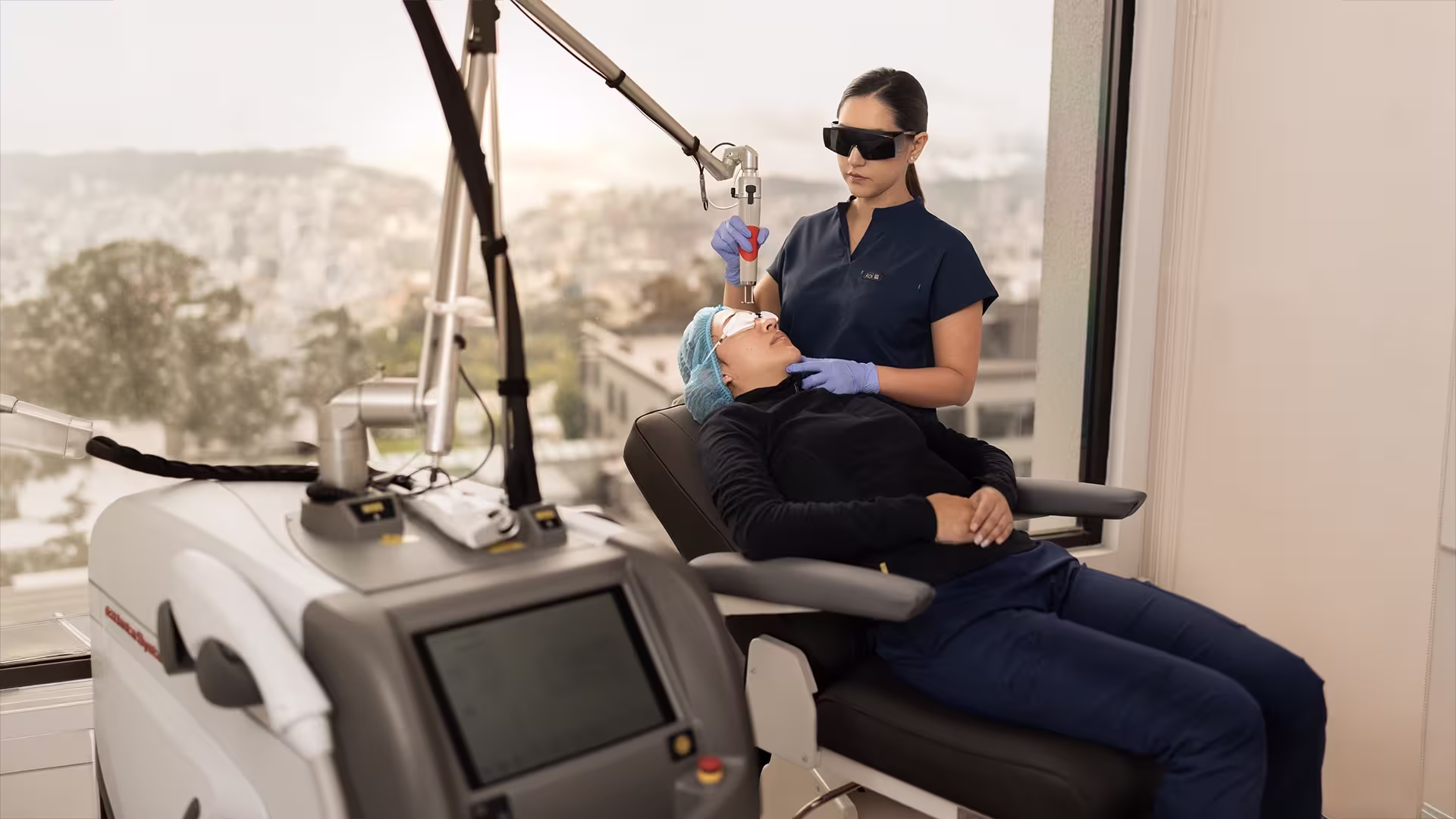 Dra. Jennyfer Granizo en el consultorio Dermamedic